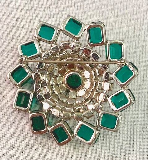 UNS9 emerald round rhinestone pin